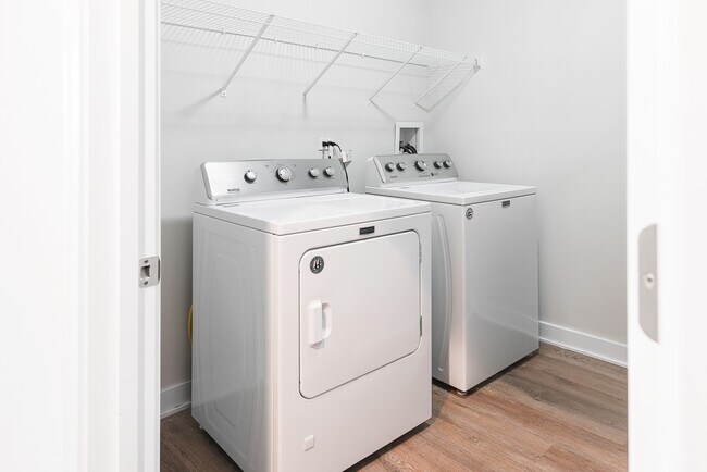 Building Photo - 546 Green Bay Rd