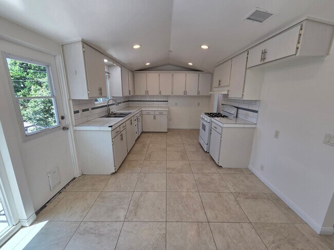 Building Photo - 4+2 Single Family home on desirable Ventura street Near Hospital
