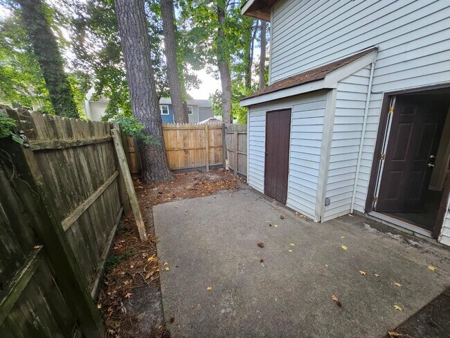 Building Photo - 713 S Rosemont Rd