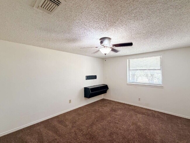 Building Photo - Beautiful 6 bed, 2 bath home in Burleson!