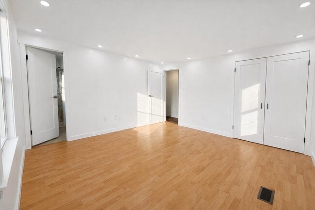 Building Photo - 87 Merseles St