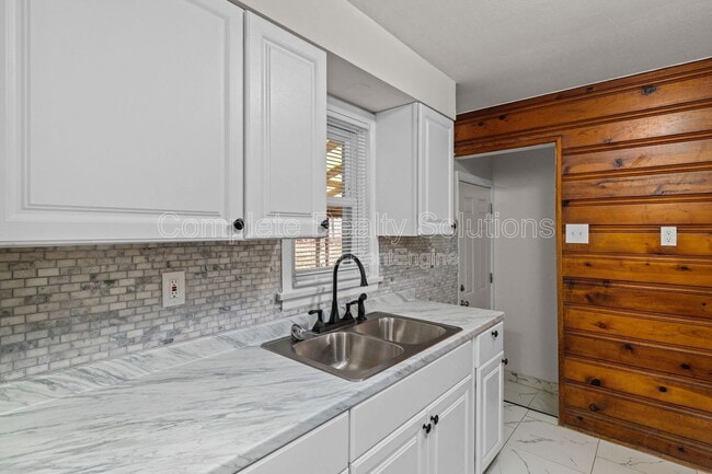 Building Photo - 375 Adrian Dr