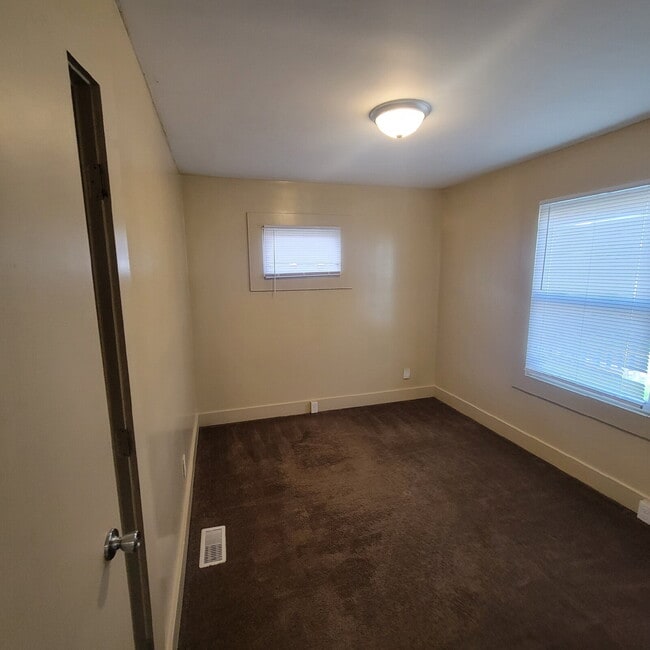 Building Photo - NEAR CHRISTIAN PARK 3BR/1BA HOUSE!