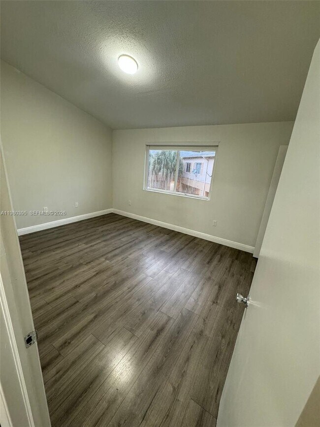 Building Photo - 6235 SW Kendale Lakes Cir