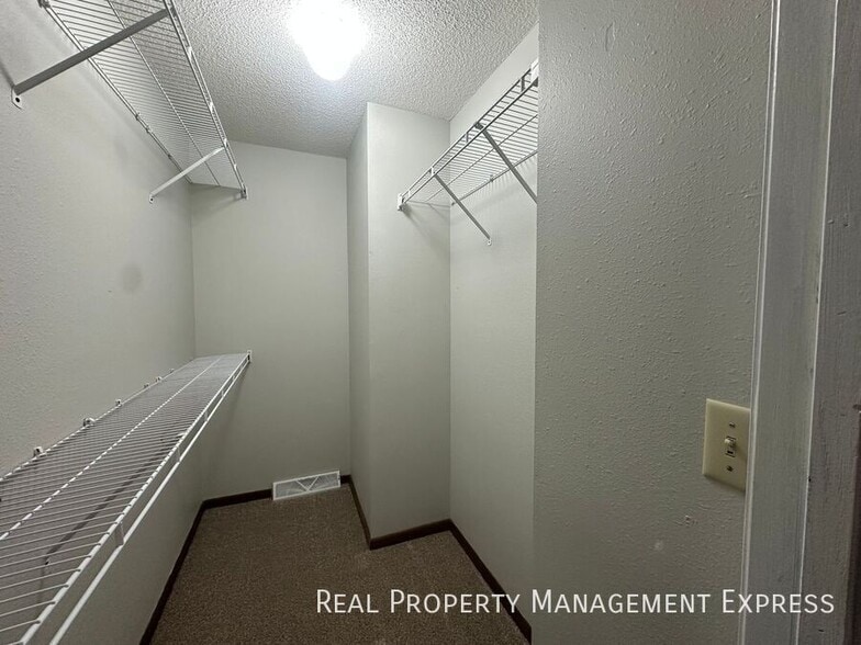 Building Photo - 5 Bedroom 4 Bath Home Blending Luxury and ...