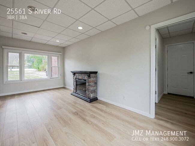 Building Photo - 25561 S River Rd