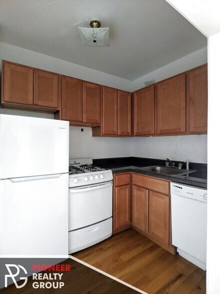 Building Photo - 739 W Belmont Ave
