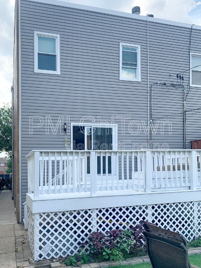 Building Photo - 3131 S Giles Ave