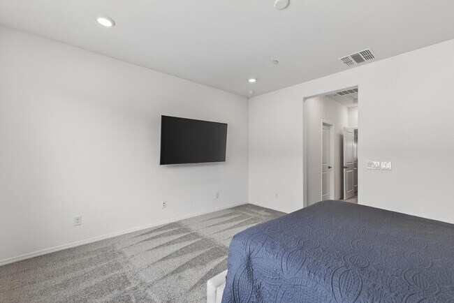 Building Photo - 2629 S Equestrian Dr