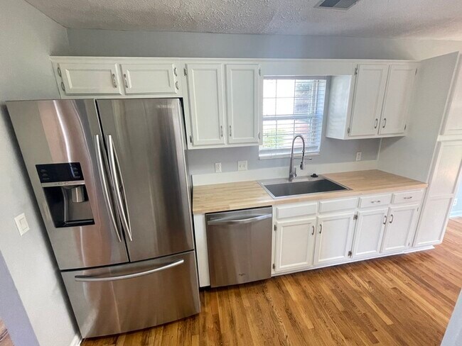 Building Photo - Harbortowne corner lot home with fenced yard and deck!