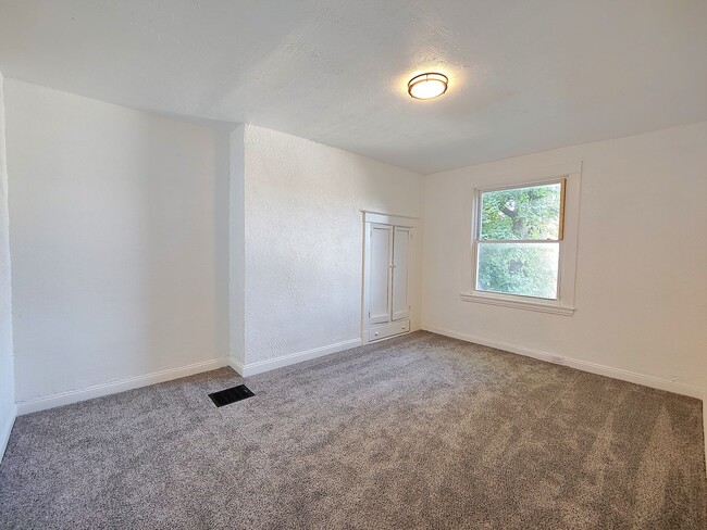 Building Photo - *Beautifully Updated & Spacious 6BD/1.5BA ...