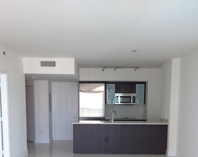 Building Photo - 500 Brickell Ave