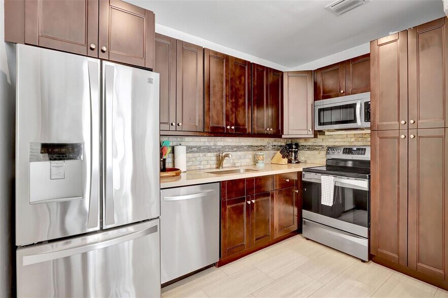 Building Photo - 320 Hendricks Is