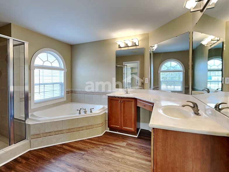 Building Photo - 3128 Skycrest Dr