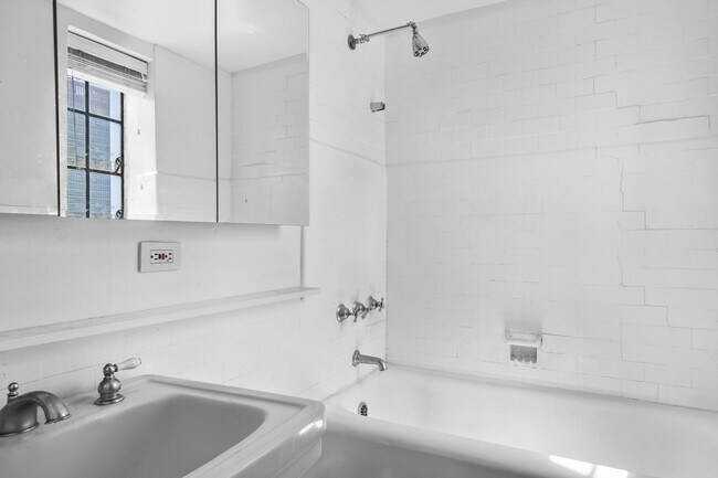 Building Photo - 320 E 42nd St