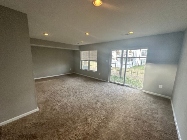 Building Photo - Welcome to Plantation Lakes!
