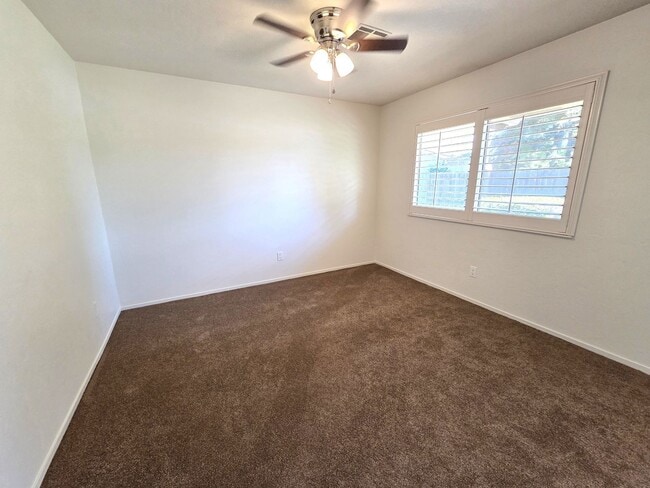 Building Photo - Immaculate 5 Bedroom 2.5 Bath Home Near Visalia Country Club