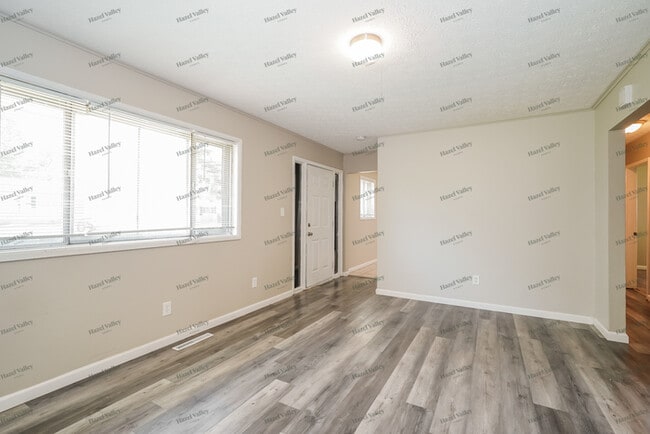 Building Photo - 3871 Laguna Dr