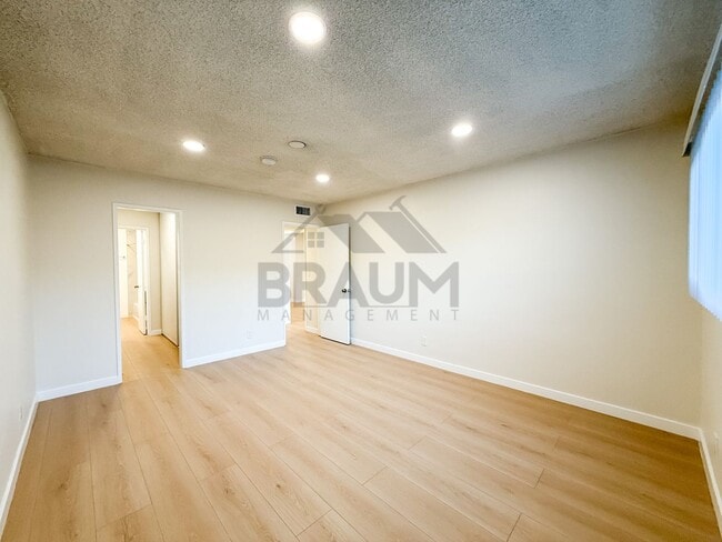 Building Photo - 6041 Whitsett Ave