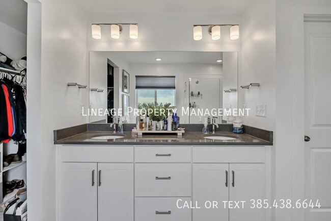 Building Photo - 3056 S Shoreline Dr