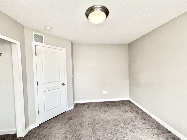 Building Photo - 153 E Brushy Canyon St