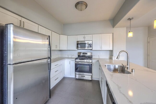 Building Photo - First-Floor 3BR/2BA Gated Condo with Resor...