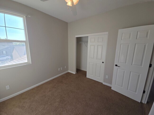 Building Photo - Gorgous 3 Bedroom 2/5 Bath home in HOA