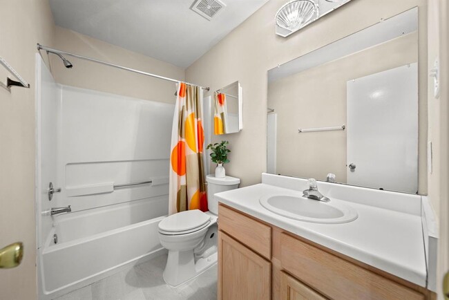 Building Photo - 8016 Golf Green Cir