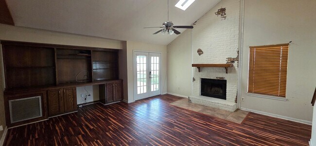 Building Photo - Home with 2 car garage