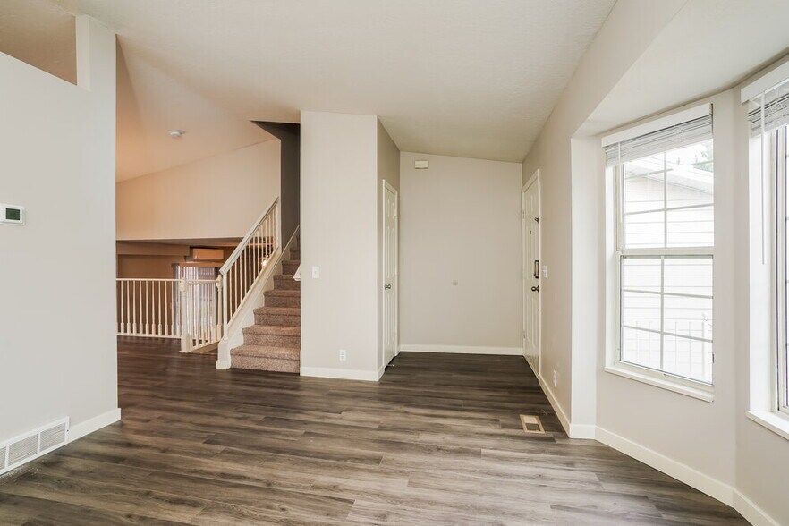 Building Photo - 5902 Woodview Dr