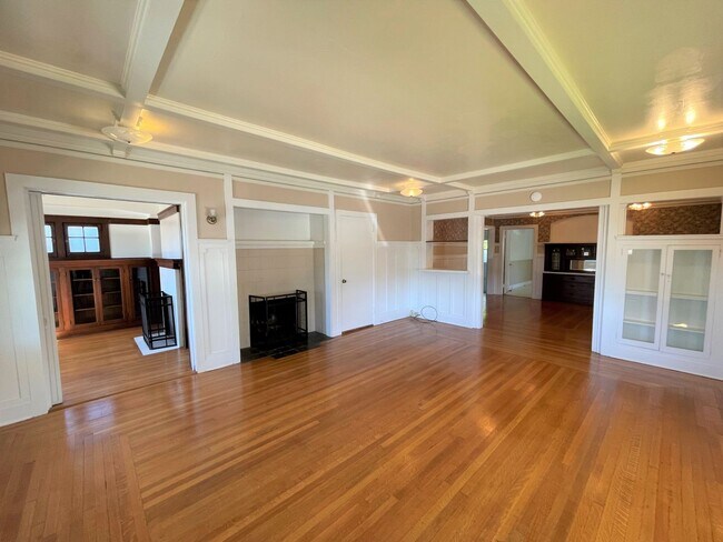 Building Photo - 1093 E Main St