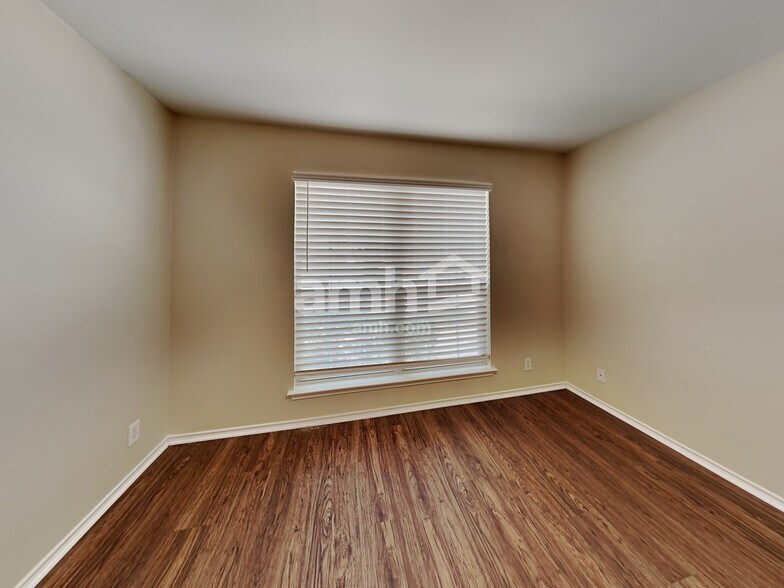 Building Photo - 1419 Diamond Blf