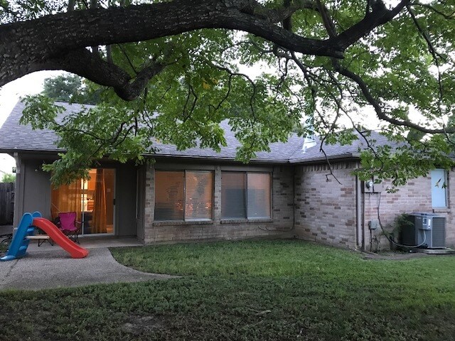 Building Photo - 15422 Wildwood Lake Dr