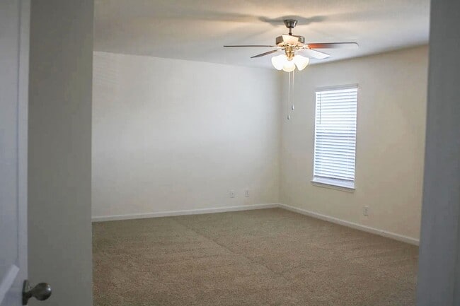 Building Photo - Spacious 4-Bedroom Home with Office and Patio in Oak Ridge