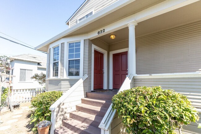 Building Photo - Large updated 2 bedroom, walk to Downtown,...