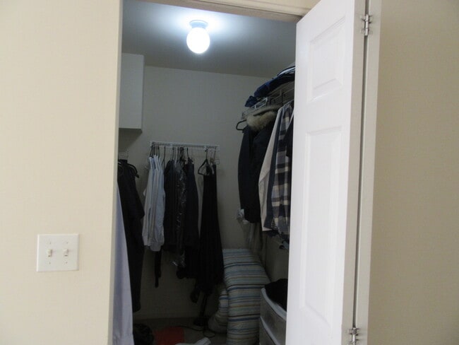 Building Photo - 440 E Thornhill Ln