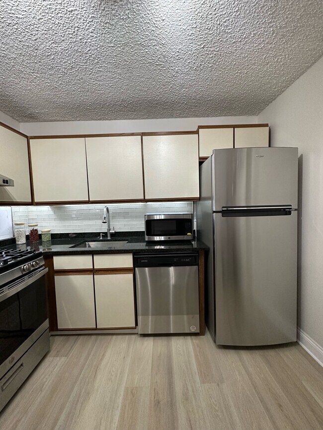 Building Photo - 1030 E Lancaster Ave