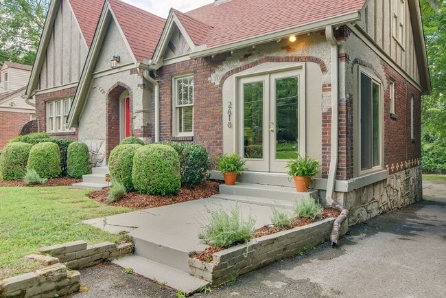 Building Photo - 2610 Woodlawn Dr