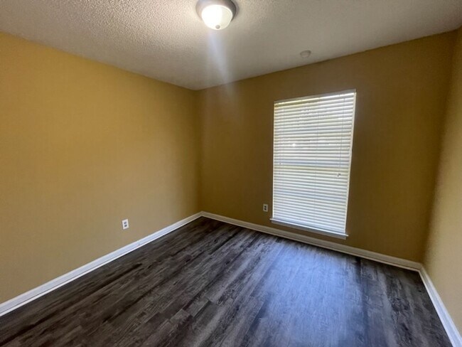 Building Photo - 1757 Custer Dr