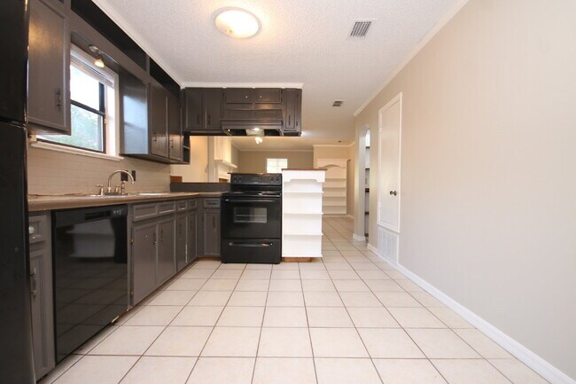 Building Photo - 2BR/1BA North Pensacola Home Near UWF with Fireplace, No Carpet & Fully Fenced Backyard