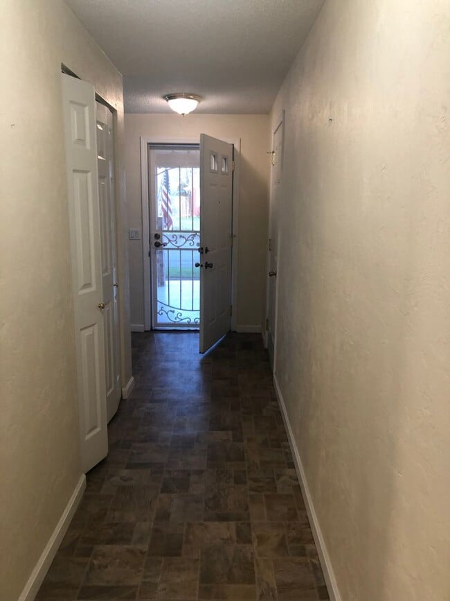 Building Photo - Spacious 3-bedroom, 2 bath home in SE Albany