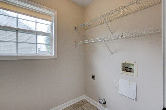 Building Photo - 3 bed 2 bath w sweet basement.  Go