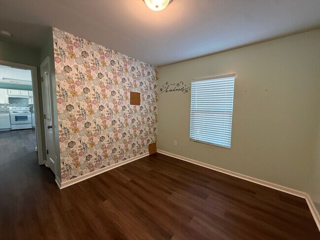 Building Photo - 4 Bedrooms, 3 Bathrooms - Home in West Rome!