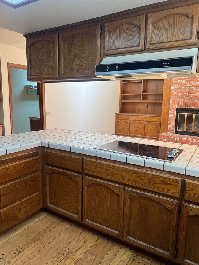 Building Photo - 3 BEDROOM/2 BATH EAST ROSEVILLE BEAUTY W/P...