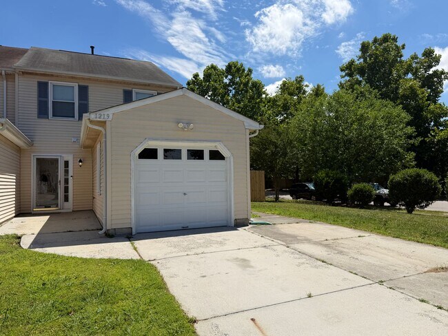 Building Photo - Rosemont Forrest-Three Bedroom End Unit Townhome