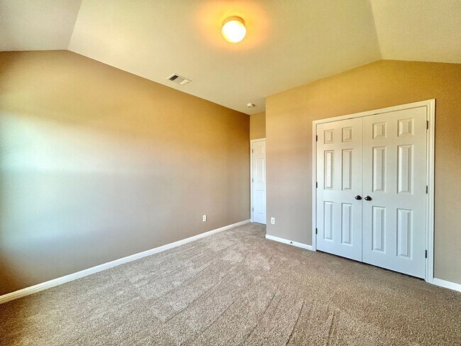 Building Photo - Your Next Home Awaits – Roomy, Bright & Co...
