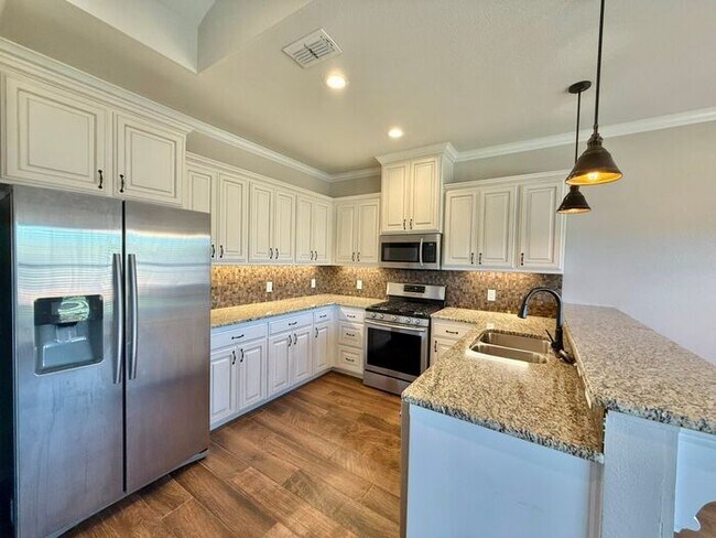 Building Photo - Beautiful 3-Bedroom, 2-Bath Home with Mode...