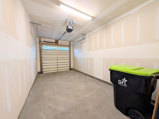 Building Photo - 129 Goldenrod Cir