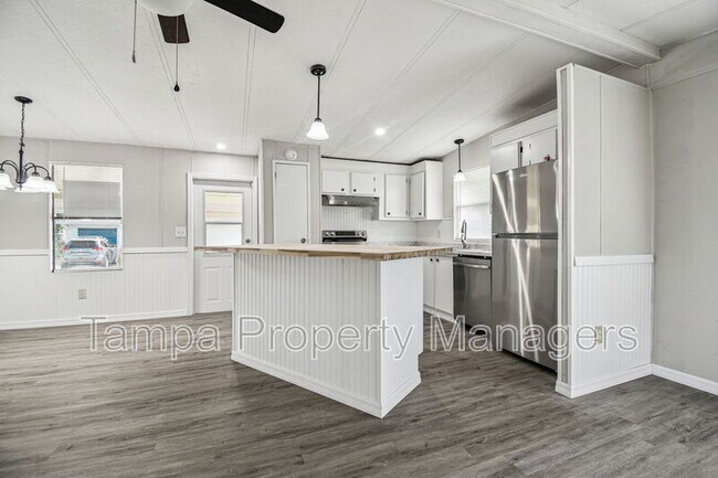 Building Photo - 201 Country Ln