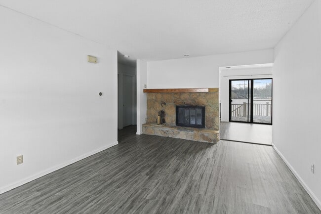 Building Photo - 1305 Christopher Cir